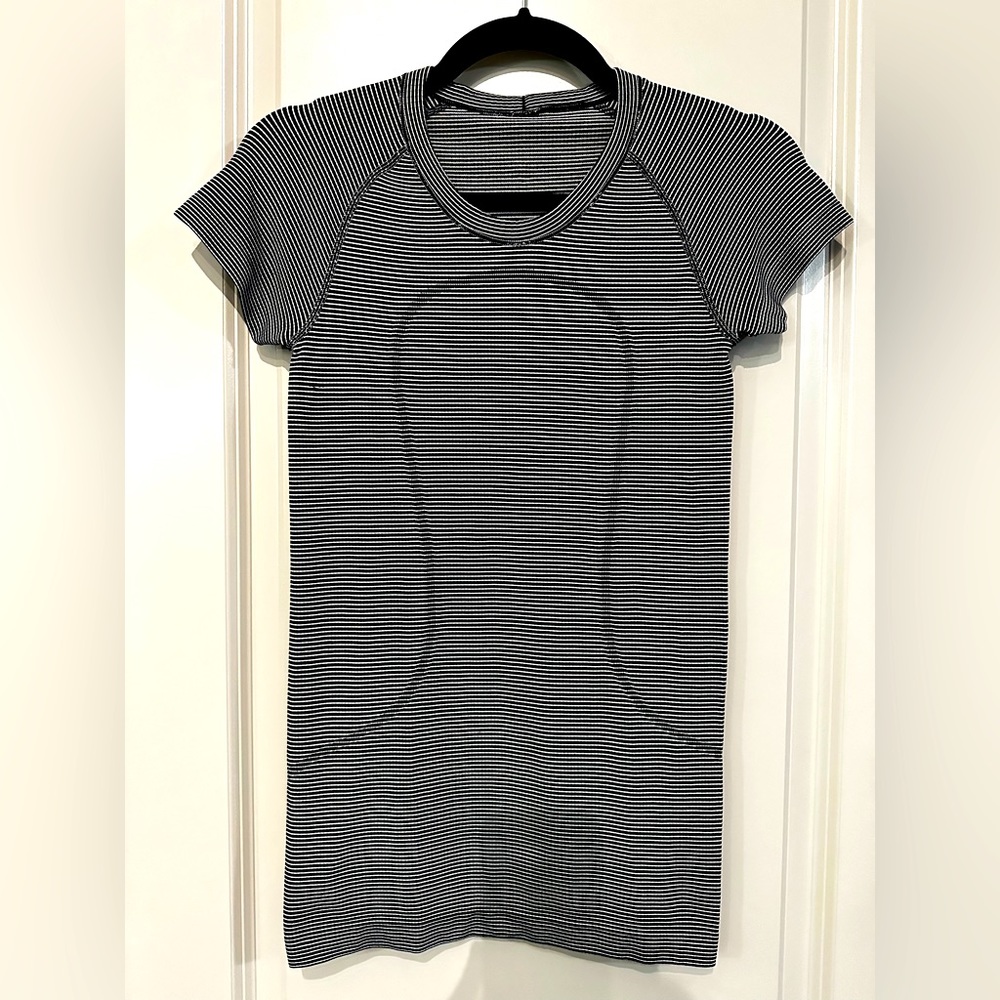 Lululemon Athletica, Swiftly Tech Short Sleeve Shirt 2.0. B/W Stripe, Size 4.